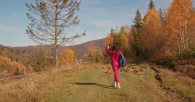 Kamera bir kadını gezide ya da macerada takip eder. Genç neşeli gezgin, macera aramak için telefon ve kamera kullanıyor. Z Jenerasyonu için yeni bir konsept yolculuk.