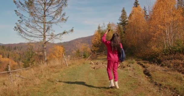 Kameran Följer Kvinna Resa Eller Äventyr Ung Glad Resenär Använder — Stockvideo