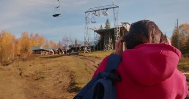 Kamera bir kadını gezide ya da macerada takip eder. Genç neşeli gezgin, macera aramak için telefon ve kamera kullanıyor. Z Jenerasyonu için yeni bir konsept yolculuk.