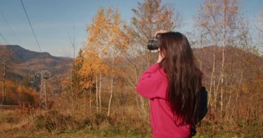 Kamera bir kadını gezide ya da macerada takip eder. Genç neşeli gezgin, macera aramak için telefon ve kamera kullanıyor. Z Jenerasyonu için yeni bir konsept yolculuk.