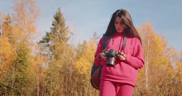 カメラは旅行や冒険の女性に続く 若い陽気な旅行者は冒険を探すために電話とカメラを使用しています Z世代のための新しい概念の旅 — ストック動画