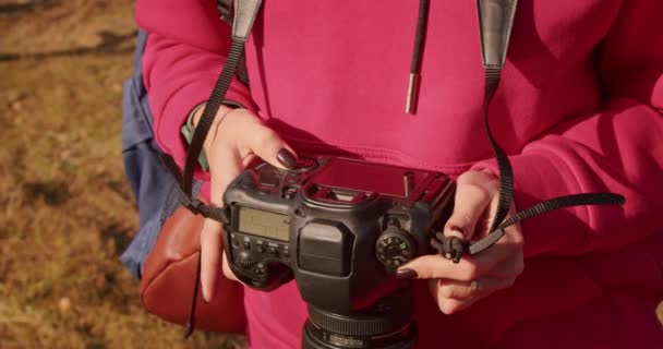 照相机跟着一个女人旅行或冒险 年轻快乐的旅行者用电话和相机去寻找冒险 Z世代的新概念之旅 — 图库视频影像