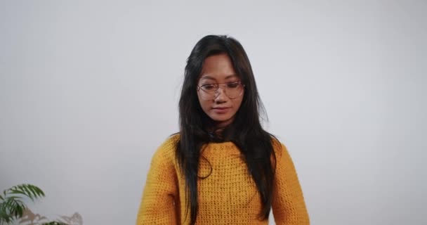 Szczęśliwy Wietnamski Kobieta Błaznuje Wokół Budzik Odizolowany Białym Tle — Wideo stockowe