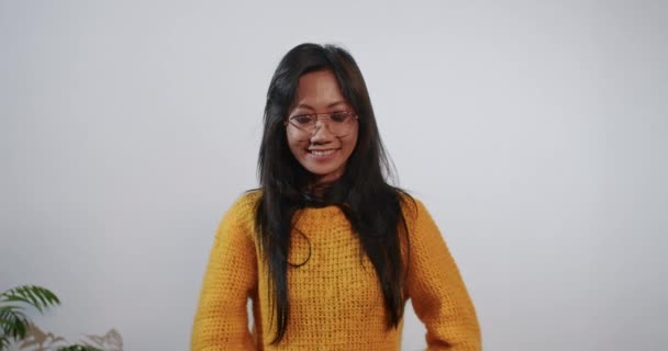 Glücklich Vietnamesische Frau Herumalbern Mit Wecker Isoliert Auf Weißem Hintergrund — Stockvideo