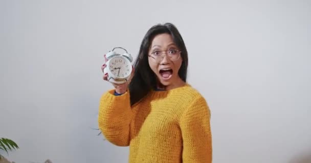Ευτυχισμένη Βιετναμέζα Γυναίκα Χαζολογάει Ξυπνητήρι Απομονωμένο Λευκό Φόντο — Αρχείο Βίντεο