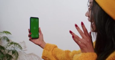 neşeli Asyalı kadın iş ve video iletişimi için dizüstü bilgisayar ve telefon kullanıyor