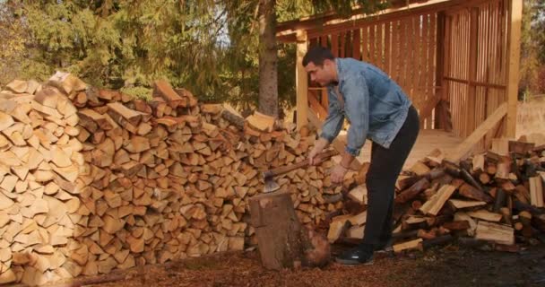 Zbieram Drewno Zimę Dorosły Człowiek Rąbiący Drewno Siekierą Zima Nadchodzi — Wideo stockowe