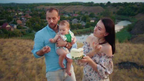 Familia Feliz Con Bebé Celebra Primer Año Comer Pastel Campo — Vídeo de stock
