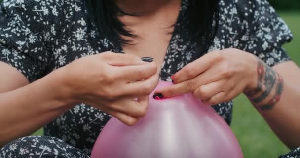 Щаслива Радісна Жінка Надуває Повітряні Кулі Вони Лопнуть Показуючи Презервативами — стокове відео