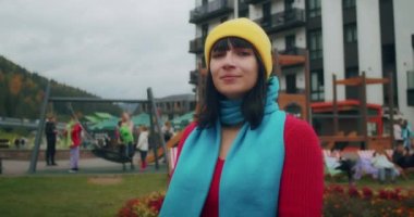 Kamera bir kadını gezide ya da macerada takip eder. Genç neşeli gezgin macera aramak için telefonu kullanır. Yeni Nesil Z 'ler Yeni Kavramsal Yolculuk.