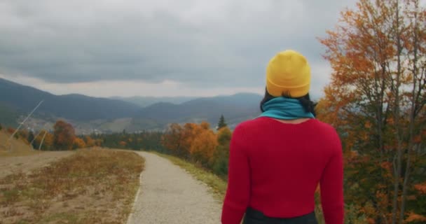 Молодая Женщина Путешественница Горах Наслаждается Прохладной Осенней Погодой Дурачится Осенняя — стоковое видео