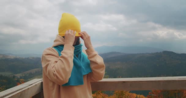 Mladá Cestovatelka Horách Obléká Teplé Šaty Podzimní Chladno Generace Cestování — Stock video