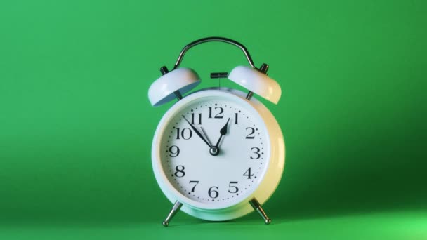 Analog Clock Goes Green Screen Timelapse Fast Passage Time — Stock videók