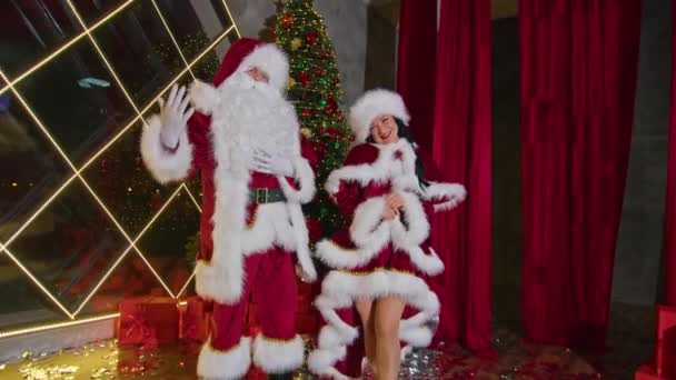 Weihnachtsmann Und Frau Weihnachtsmann Wünschen Frohe Weihnachten — Stockvideo