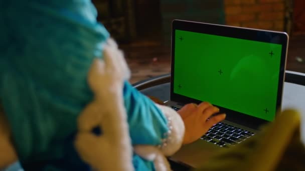 Mrs Santa Wenst Een Vrolijk Kerstfeest Typen Een Laptop Chatten — Stockvideo