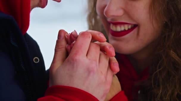 Jong Stel Man Vrouw Veel Plezier Winter Eerste Date Winterstemming — Stockvideo