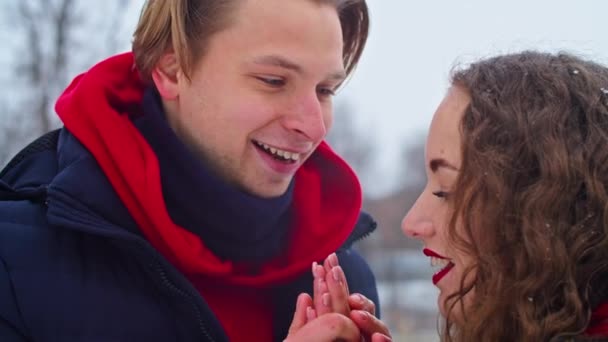 Młoda Para Mężczyzna Kobieta Bawić Się Zimie Pierwszej Randce Nastrój — Wideo stockowe