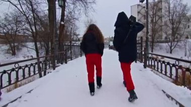 Genç çift ilk buluşmada kışın eğlenir. Noel arifesinde genç bir kadın ve erkeğin kış havası