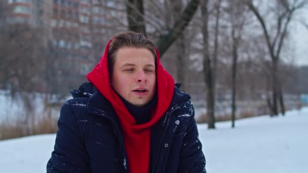 Молода Пара Чоловік Жінка Розважаються Взимку Першому Побаченні Зимовий Настрій — стокове відео