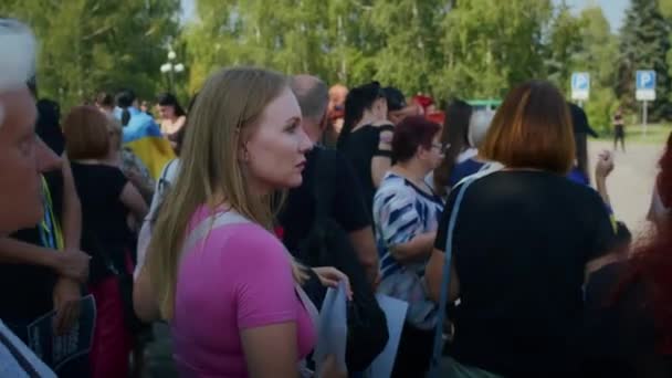 Ukrainian Women Men Gathered Peaceful Rally Support Azov Prisoners War — Stok Video