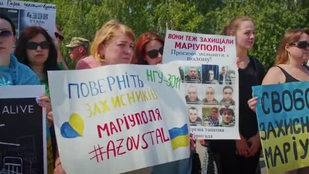Ukrainian Women Men Gathered Peaceful Rally Support Azov Prisoners War — Vídeo de stock