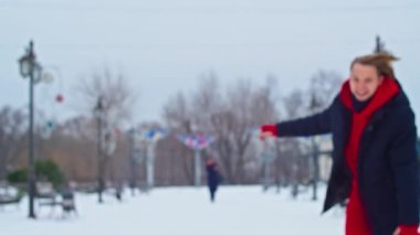 Genç çift ilk buluşmada kışın eğlenir. Noel arifesinde genç bir kadın ve erkeğin kış havası