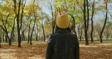Kamera bir kadını gezide ya da macerada takip eder. Genç neşeli gezgin, macera aramak için telefon ve kamera kullanıyor. Z Jenerasyonu için yeni bir konsept yolculuk.