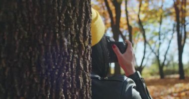 Kamera bir kadını gezide ya da macerada takip eder. Genç neşeli gezgin, macera aramak için telefon ve kamera kullanıyor. Z Jenerasyonu için yeni bir konsept yolculuk.