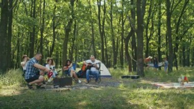 Mutlu arkadaşlar, anne, baba, oğul, kız ve arkadaşları orman bölgesinde piknik yapıyorlar. Aile yazın kamp yapıyor. Forest City Park 'ta çadırda dinleniyor.