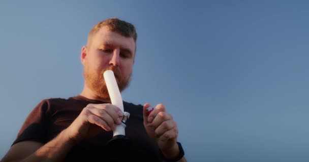 Ευτυχισμένος Άνδρας Στρατιώτης Ένα Λοφώδες Πεδίο Καπνίζοντας Μαριχουάνα Ptsd Θεραπεία — Αρχείο Βίντεο