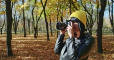 Kamera bir kadını gezide ya da macerada takip eder. Genç neşeli gezgin, macera aramak için telefon ve kamera kullanıyor. Z Jenerasyonu için yeni bir konsept yolculuk.