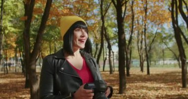 Kamera bir kadını gezide ya da macerada takip eder. Genç neşeli gezgin, macera aramak için telefon ve kamera kullanıyor. Z Jenerasyonu için yeni bir konsept yolculuk.