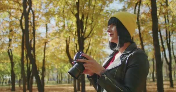 照相机跟着一个女人旅行或冒险 年轻快乐的旅行者用电话和相机去寻找冒险 Z世代的新概念之旅 — 图库视频影像