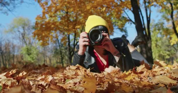 カメラは旅行や冒険の女性に続く 若い陽気な旅行者は冒険を探すために電話とカメラを使用しています Z世代のための新しい概念の旅 — ストック動画