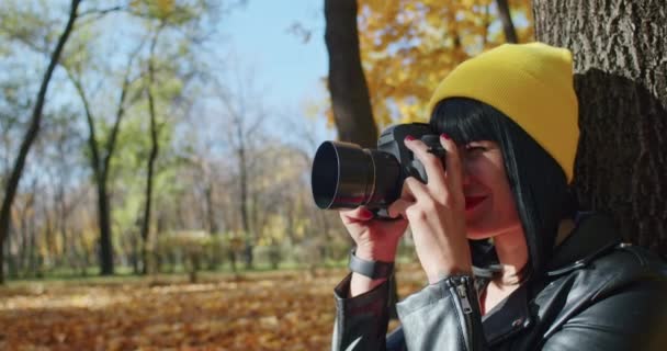 Kamera Sleduje Ženu Výlet Nebo Dobrodružství Mladý Veselý Cestovatel Používá — Stock video