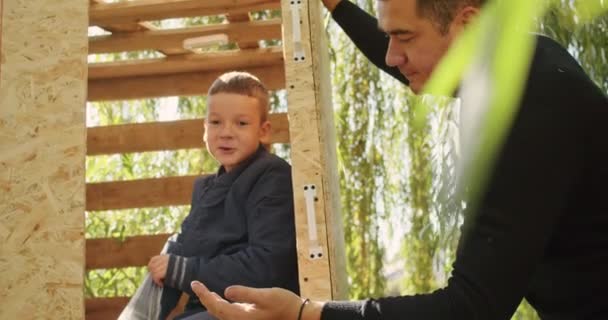 Felice Padre Figlio Costruire Una Casa Albero Guardare Disegno Tagliare — Video Stock