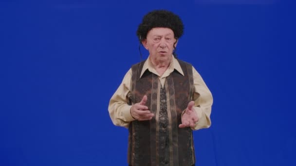 蓝色屏幕上的一位犹太老人祝你快乐 哈沙纳 一位身穿民族服装的老犹太人的新年祝福 — 图库视频影像