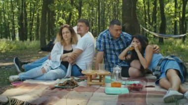 İki genç çift ormanda tatilin tadını çıkarırken gitar çalıyorlar. Yaz tatilinin mutluluğu ve tatilde kamp yapmak.