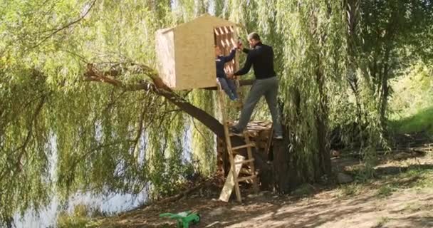 Szczęśliwy Ojciec Syn Zbudować Dom Drzewie Spojrzeć Rysunek Wyciąć Drzewo — Wideo stockowe