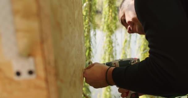 Feliz Padre Hijo Construir Una Casa Árbol Mirar Dibujo Cortar — Vídeo de stock