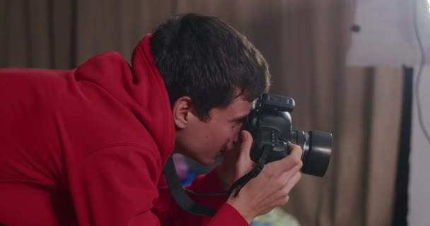 Feliz Chico Fotógrafo Profesional Dispara Modelo Estudio Detrás Las Escenas — Vídeo de stock