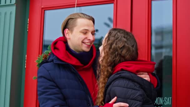 Genç Çift Ilk Buluşmada Kışın Eğlenir Noel Arifesinde Genç Bir — Stok video