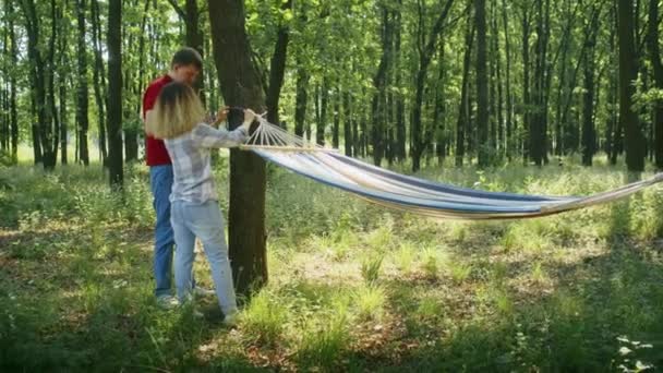 남자와 여자는 나무에 여자는 숲에서 휴식을 취하고 가족은 친구들 캠핑을 — 비디오