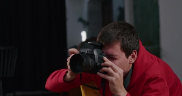Feliz Chico Fotógrafo Profesional Dispara Modelo Estudio Detrás Las Escenas — Vídeo de stock