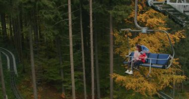 Kayak asansörü - Bukovel, Ukrayna 'da bir kayak merkezinde sandalyede oturan çift.