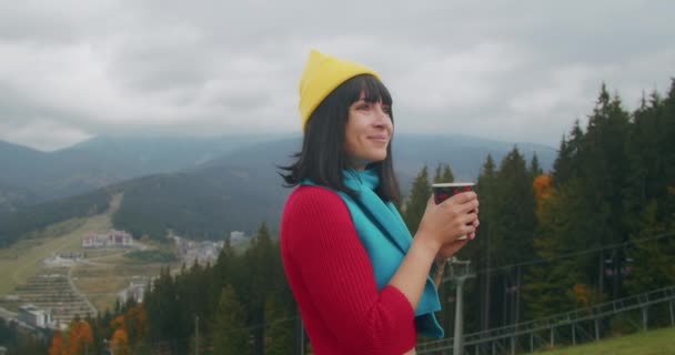 Молода Жінка Яка Подорожує Горах Прогрівається Гарячим Напоєм Осінні Пригоди — стокове відео