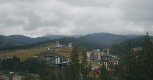 Vistas Estación Esquí Bukovel Hermosos Árboles Otoño Montañas Casas Distancia — Vídeos de Stock