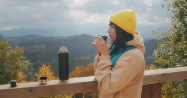 Молода Жінка Яка Подорожує Горах Прогрівається Гарячим Напоєм Осінні Пригоди — стокове відео