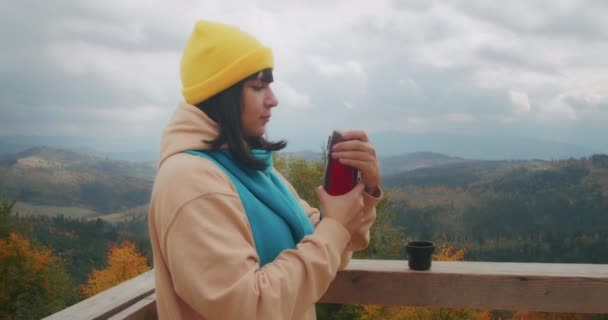 在山上旅行的年轻女子在热饮中取暖 秋天的冒险Z代旅行 — 图库视频影像