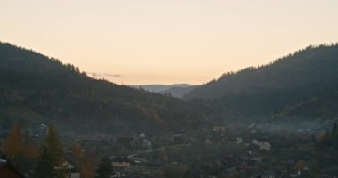 Karpatlar, kölelik, batı Ukrayna, dağlarda zaman kaybı, bulutlar ve sis hızla uçar gider.